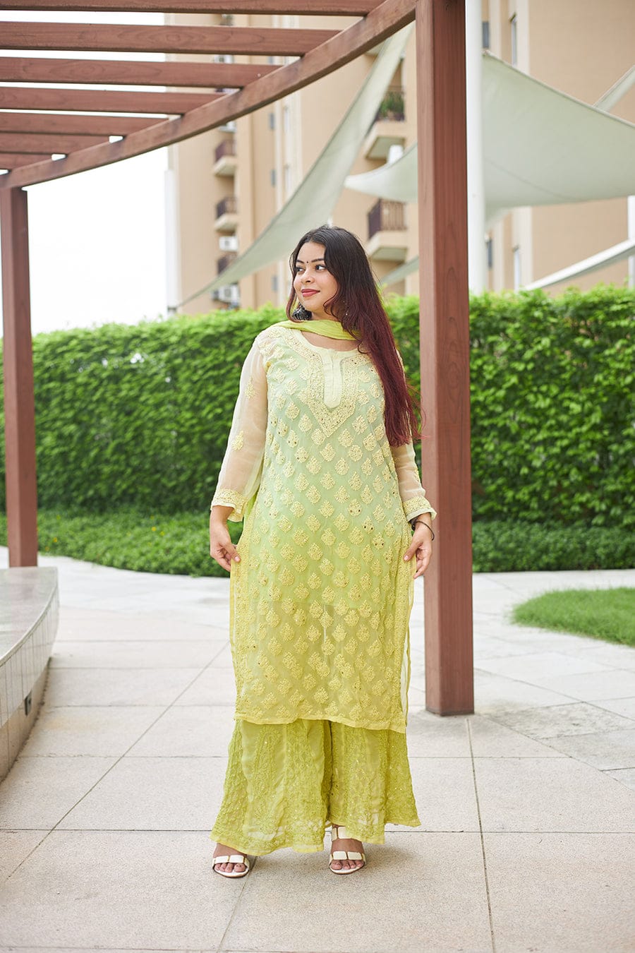 Omrae Buti Jaal Georgeete Chikankari Full Suit